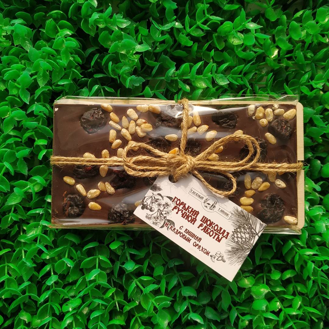 Купить онлайн Шоколад горький с вишней и кедровым орехом, 100 г в интернет-магазине Беришка с доставкой по Хабаровску и по России недорого.