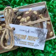 Купить онлайн Шоколад горький с сосновой шишкой и кедровым орехом, 100 г в интернет-магазине Беришка с доставкой по Хабаровску и по России недорого.